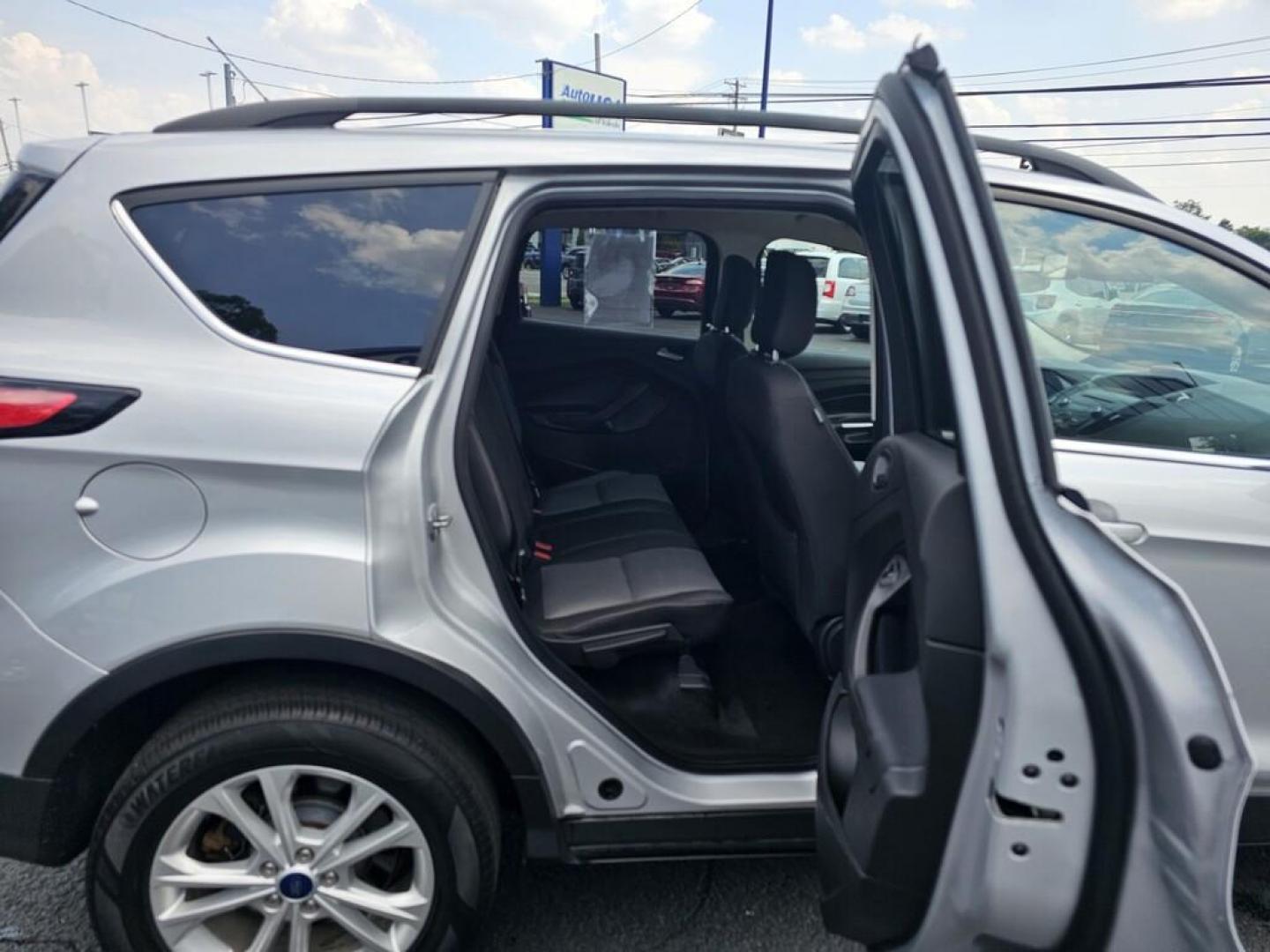 2018 SILVER FORD ESCAPE SE (1FMCU9GD4JU) , located at 5744 Central Avenue, Toledo, OH, 43615, (419) 724-0130, 41.676781, -83.682137 - Photo#9