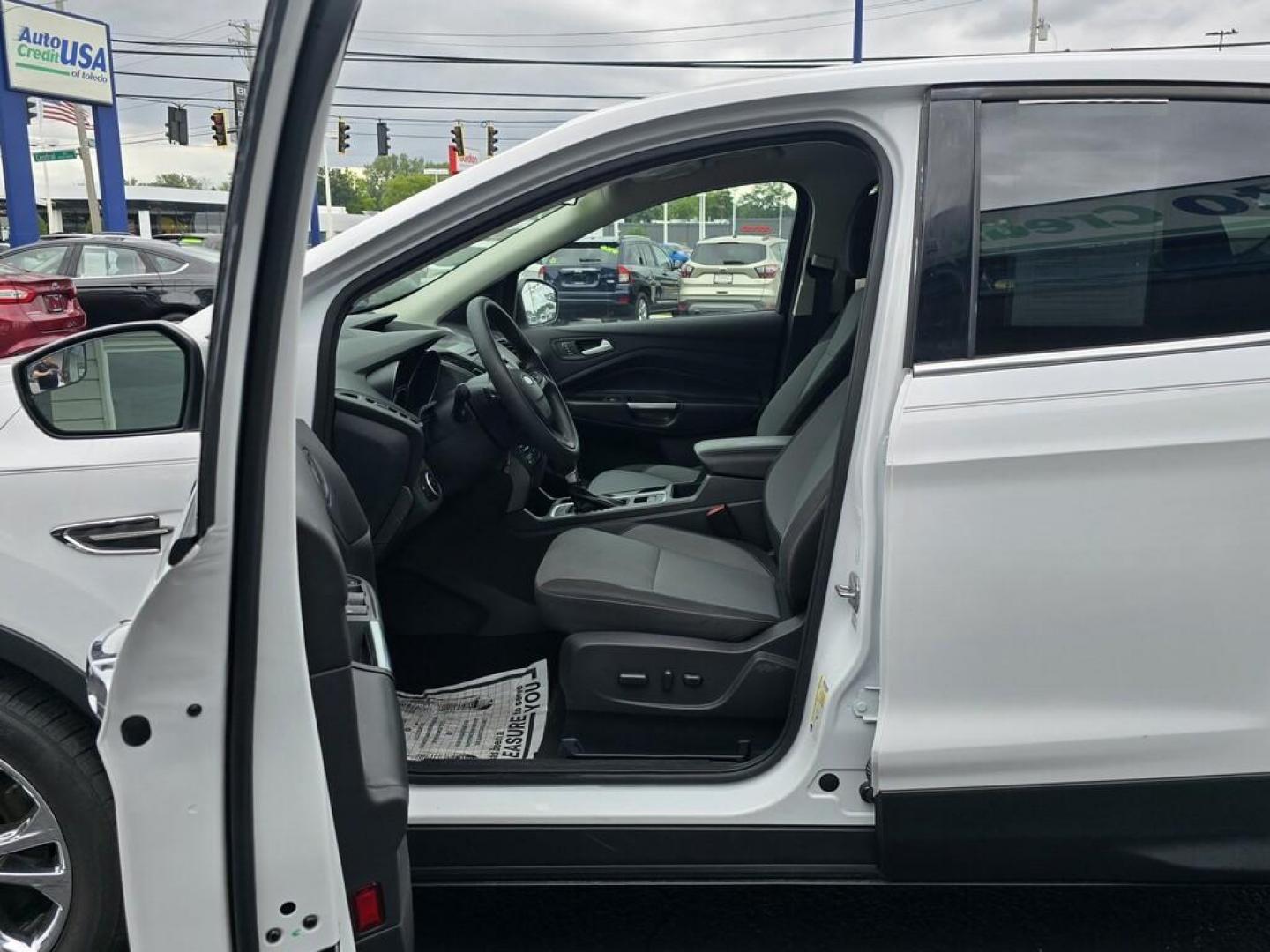 2017 WHITE FORD ESCAPE SE (1FMCU0GD2HU) , located at 5744 Central Avenue, Toledo, OH, 43615, (419) 724-0130, 41.676781, -83.682137 - Photo#4