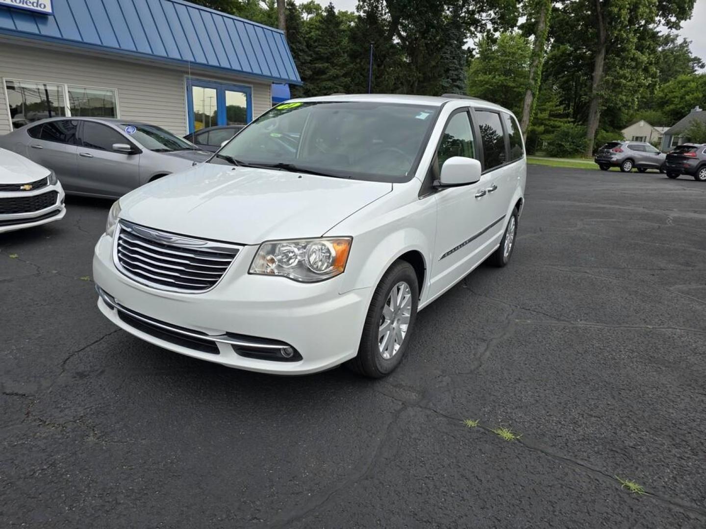 2014 WHITE CHRYSLER TOWN and COUNTRY TOURI (2C4RC1BG7ER) , located at 5744 Central Avenue, Toledo, OH, 43615, (419) 724-0130, 41.676781, -83.682137 - Photo#2