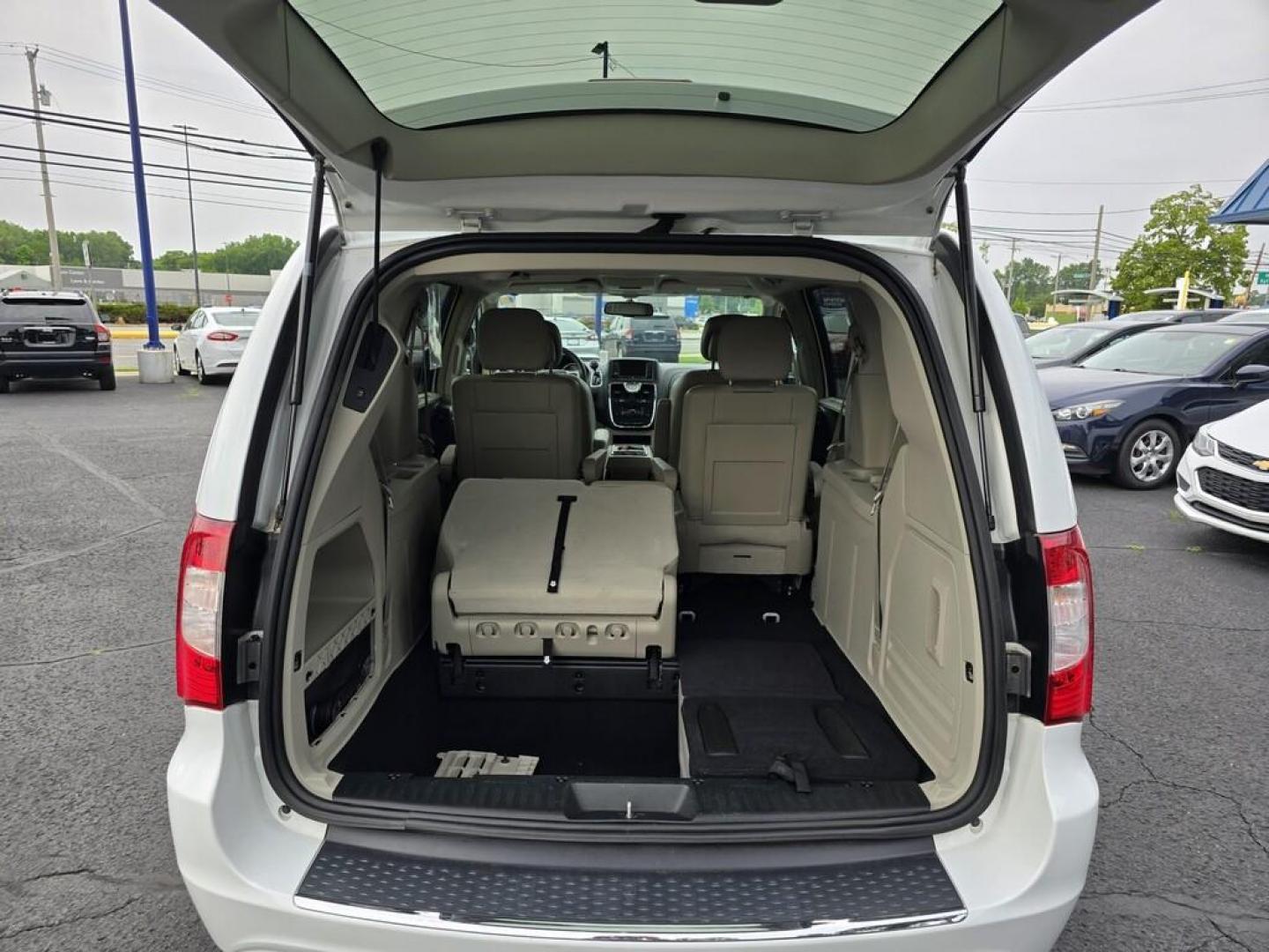 2014 WHITE CHRYSLER TOWN and COUNTRY TOURI (2C4RC1BG7ER) , located at 5744 Central Avenue, Toledo, OH, 43615, (419) 724-0130, 41.676781, -83.682137 - Photo#6