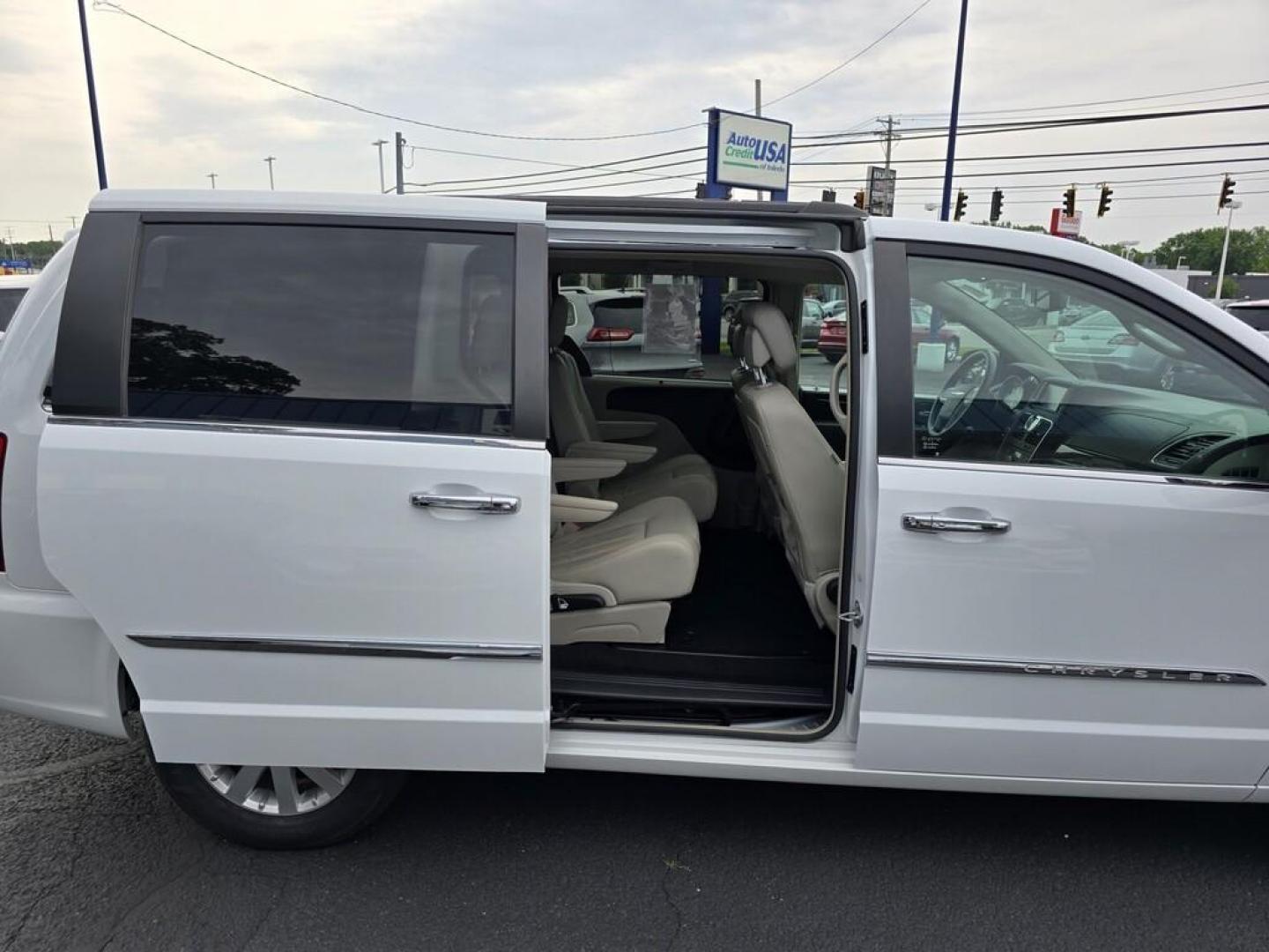 2014 WHITE CHRYSLER TOWN and COUNTRY TOURI (2C4RC1BG7ER) , located at 5744 Central Avenue, Toledo, OH, 43615, (419) 724-0130, 41.676781, -83.682137 - Photo#8