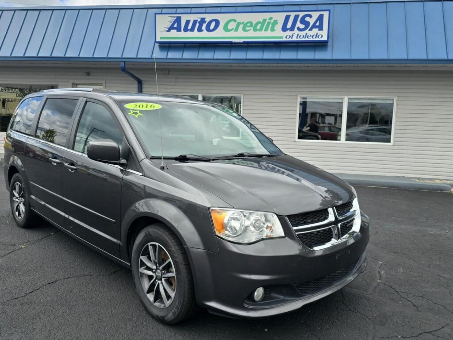 2016 GRAY DODGE GRAND CARAVAN SXT (2C4RDGCGXGR) , located at 5744 Central Avenue, Toledo, OH, 43615, (419) 724-0130, 41.676781, -83.682137 - Photo#0