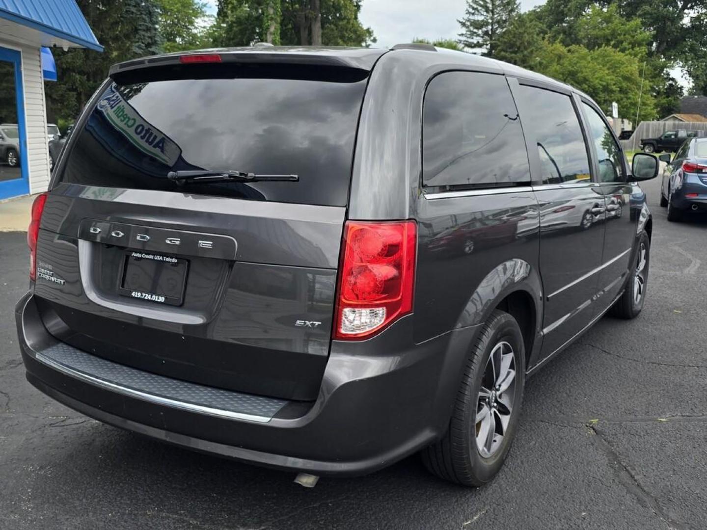 2016 GRAY DODGE GRAND CARAVAN SXT (2C4RDGCGXGR) , located at 5744 Central Avenue, Toledo, OH, 43615, (419) 724-0130, 41.676781, -83.682137 - Photo#3