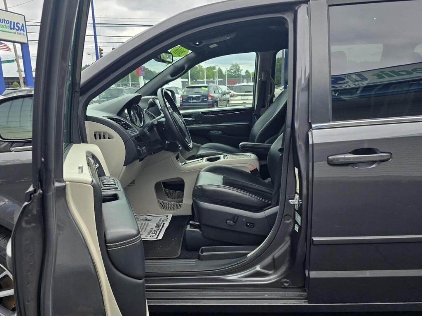 2016 GRAY DODGE GRAND CARAVAN SXT (2C4RDGCGXGR) , located at 5744 Central Avenue, Toledo, OH, 43615, (419) 724-0130, 41.676781, -83.682137 - Photo#4