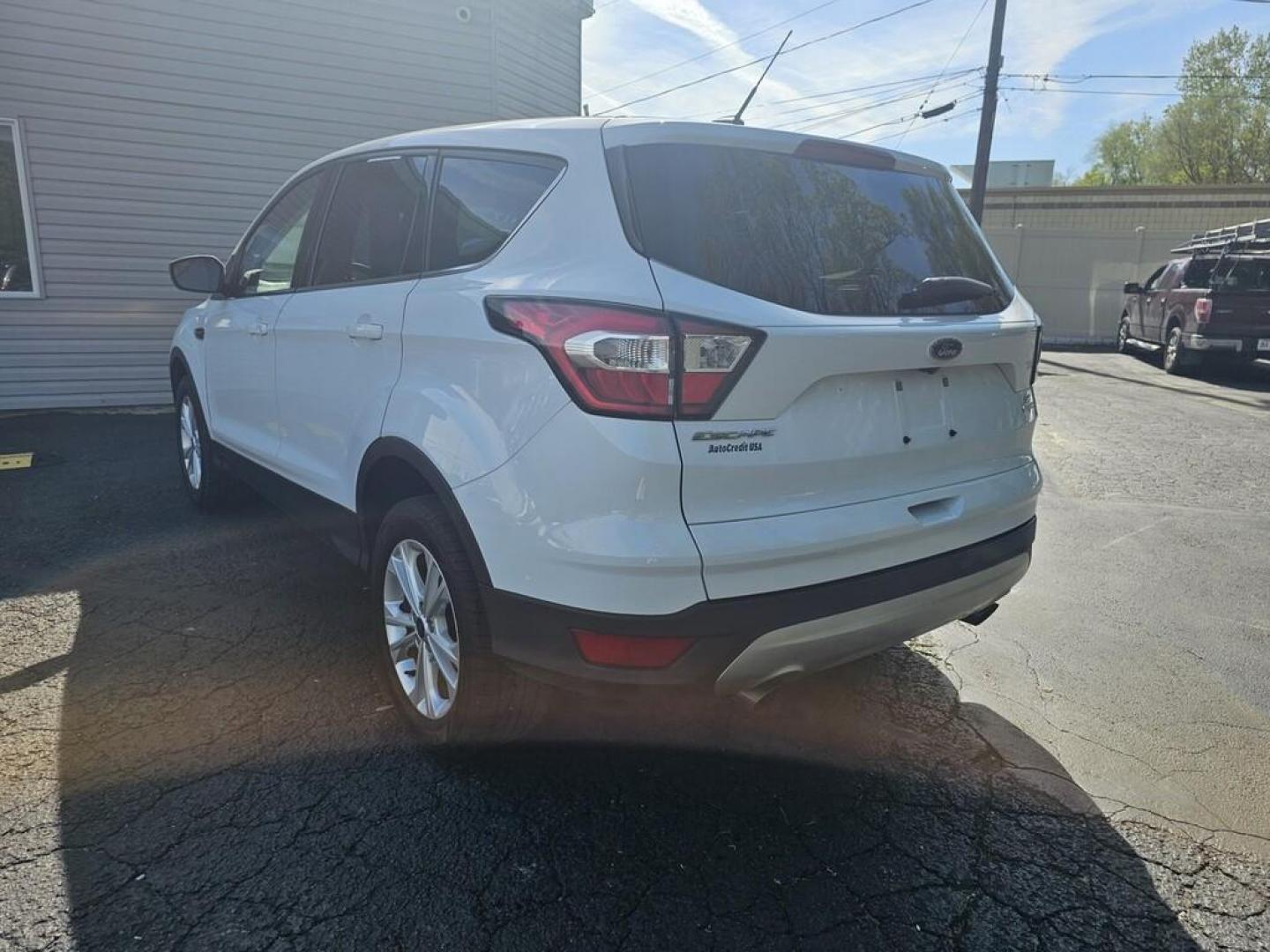 2017 WHITE FORD ESCAPE SE (1FMCU0GD8HU) , located at 100 West Coliseum Boulevard, Fort Wayne, IN, 46805, (260) 471-0567, 41.118340, -85.141014 - Photo#2