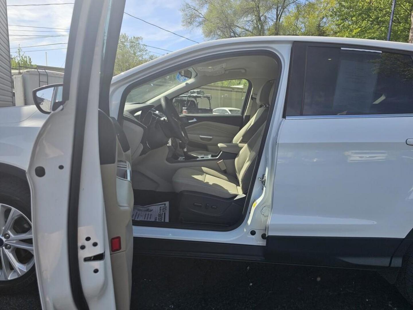 2017 WHITE FORD ESCAPE SE (1FMCU0GD8HU) , located at 100 West Coliseum Boulevard, Fort Wayne, IN, 46805, (260) 471-0567, 41.118340, -85.141014 - Photo#6