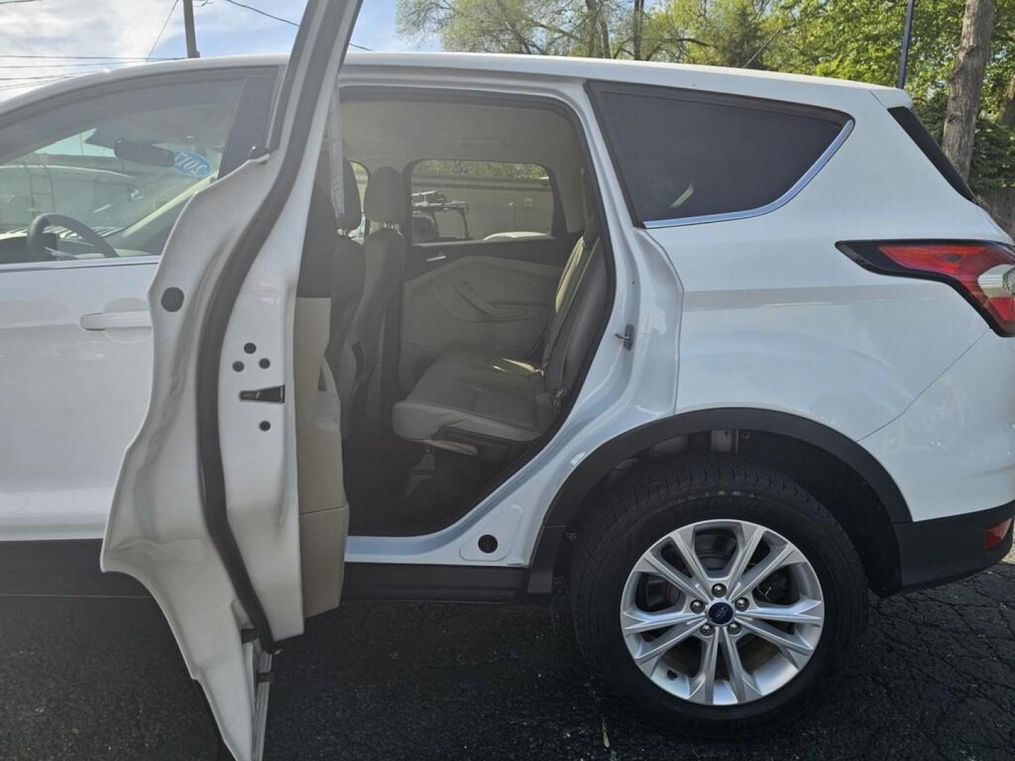 2017 WHITE FORD ESCAPE SE (1FMCU0GD8HU) , located at 100 West Coliseum Boulevard, Fort Wayne, IN, 46805, (260) 471-0567, 41.118340, -85.141014 - Photo#7