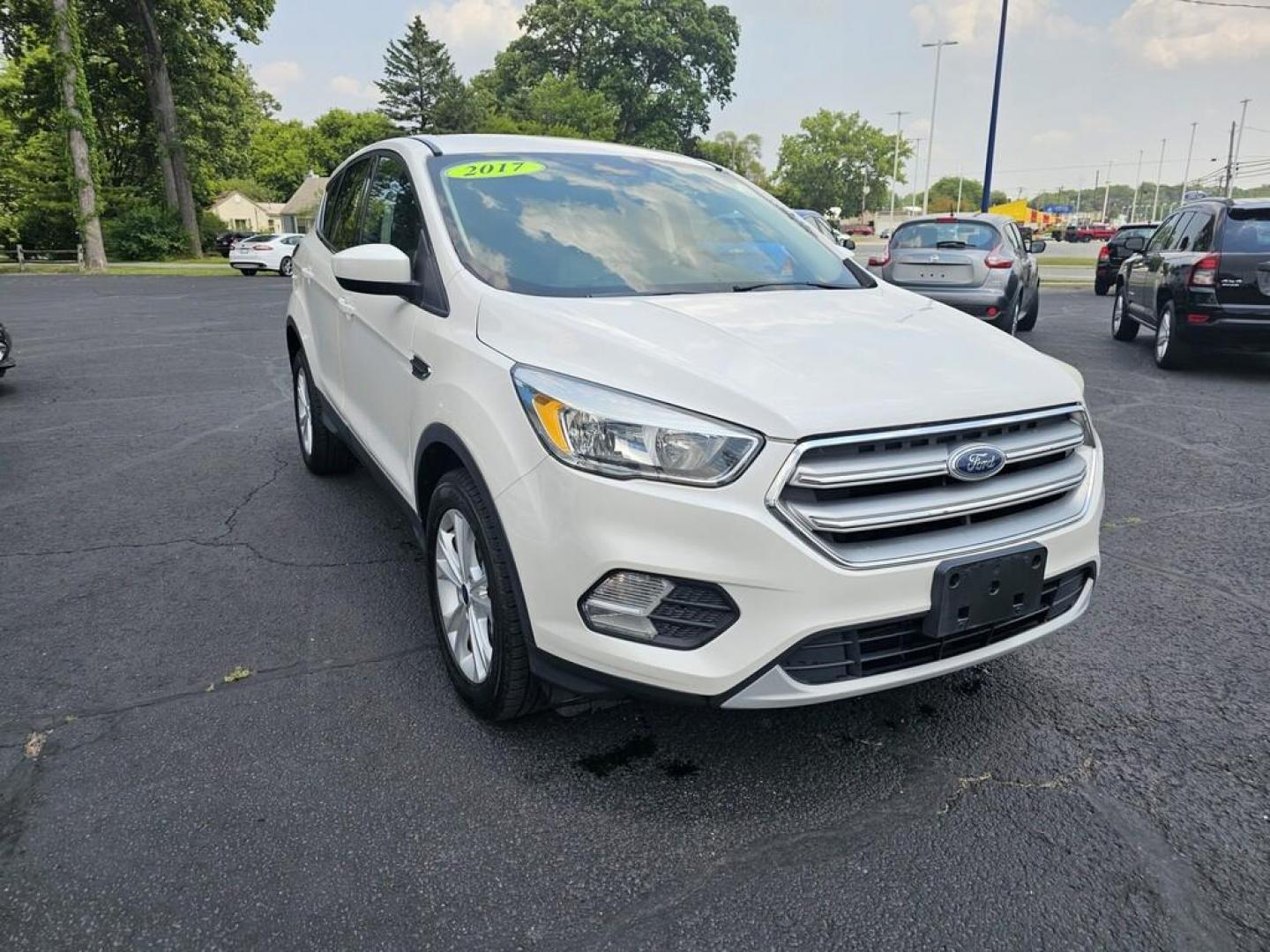 2017 WHITE FORD ESCAPE SE (1FMCU9G98HU) , located at 5744 Central Avenue, Toledo, OH, 43615, (419) 724-0130, 41.676781, -83.682137 - Photo#0