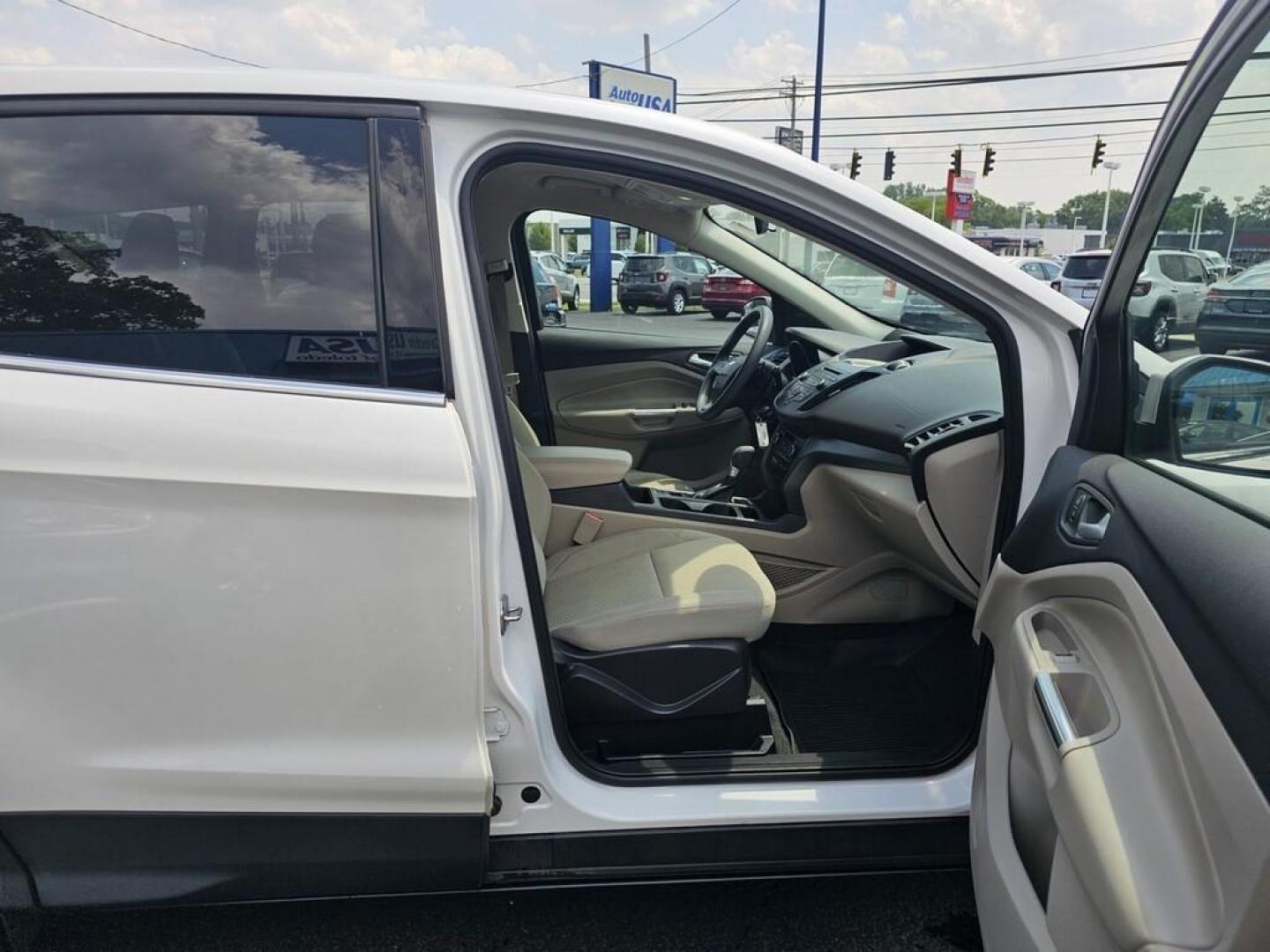 2017 WHITE FORD ESCAPE SE (1FMCU9G98HU) , located at 5744 Central Avenue, Toledo, OH, 43615, (419) 724-0130, 41.676781, -83.682137 - Photo#9