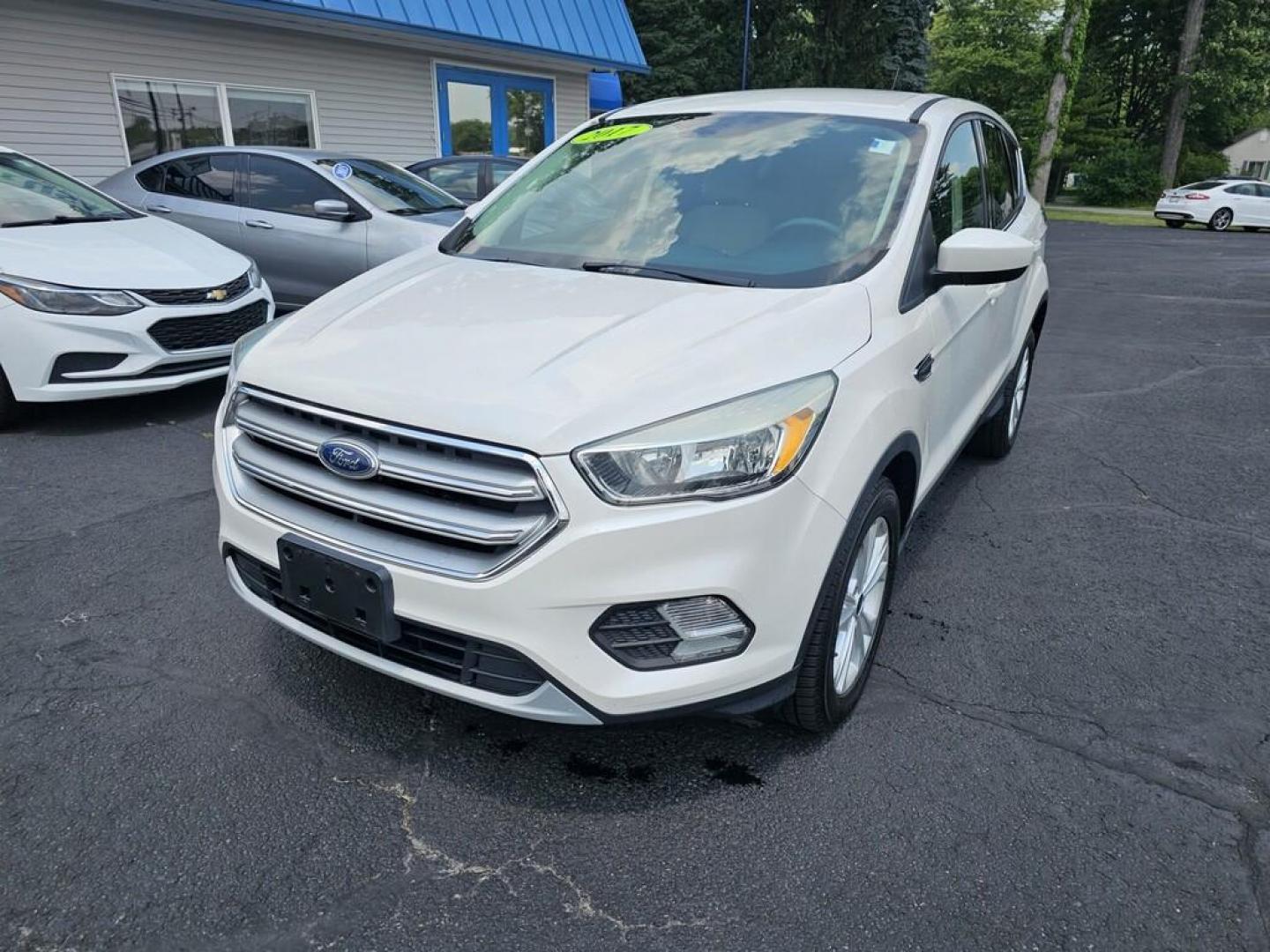 2017 WHITE FORD ESCAPE SE (1FMCU9G98HU) , located at 5744 Central Avenue, Toledo, OH, 43615, (419) 724-0130, 41.676781, -83.682137 - Photo#1