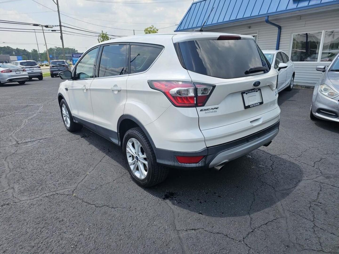 2017 WHITE FORD ESCAPE SE (1FMCU9G98HU) , located at 5744 Central Avenue, Toledo, OH, 43615, (419) 724-0130, 41.676781, -83.682137 - Photo#2