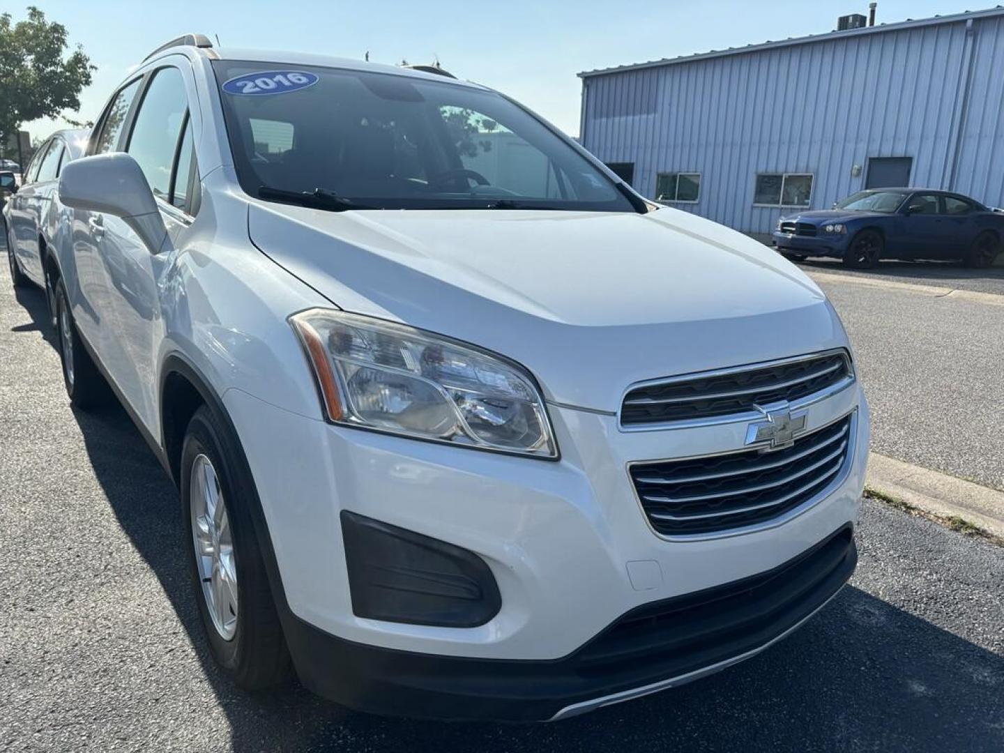 2016 WHITE CHEVROLET TRAX 1LT (KL7CJLSB2GB) , located at 100 West Coliseum Boulevard, Fort Wayne, IN, 46805, (260) 471-0567, 41.118340, -85.141014 - Photo#0