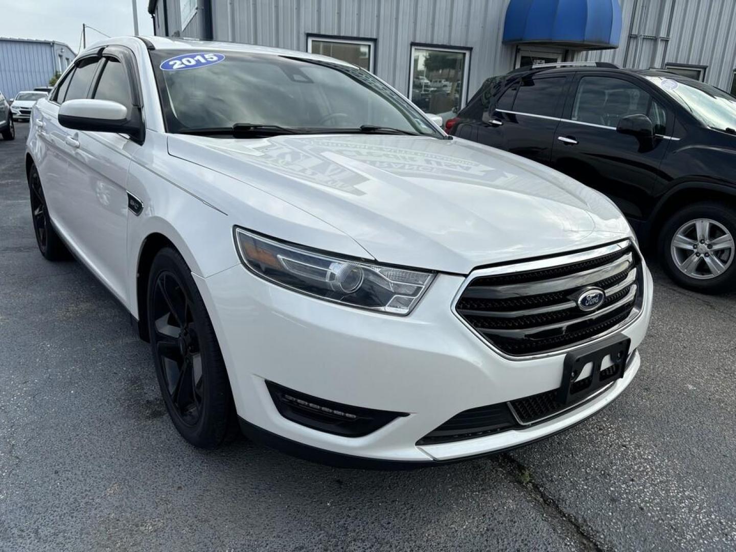 2015 White Ford TAURUS LIMITED (1FAHP2J86FG) , located at 100 West Coliseum Boulevard, Fort Wayne, IN, 46805, (260) 471-0567, 41.118340, -85.141014 - Photo#0