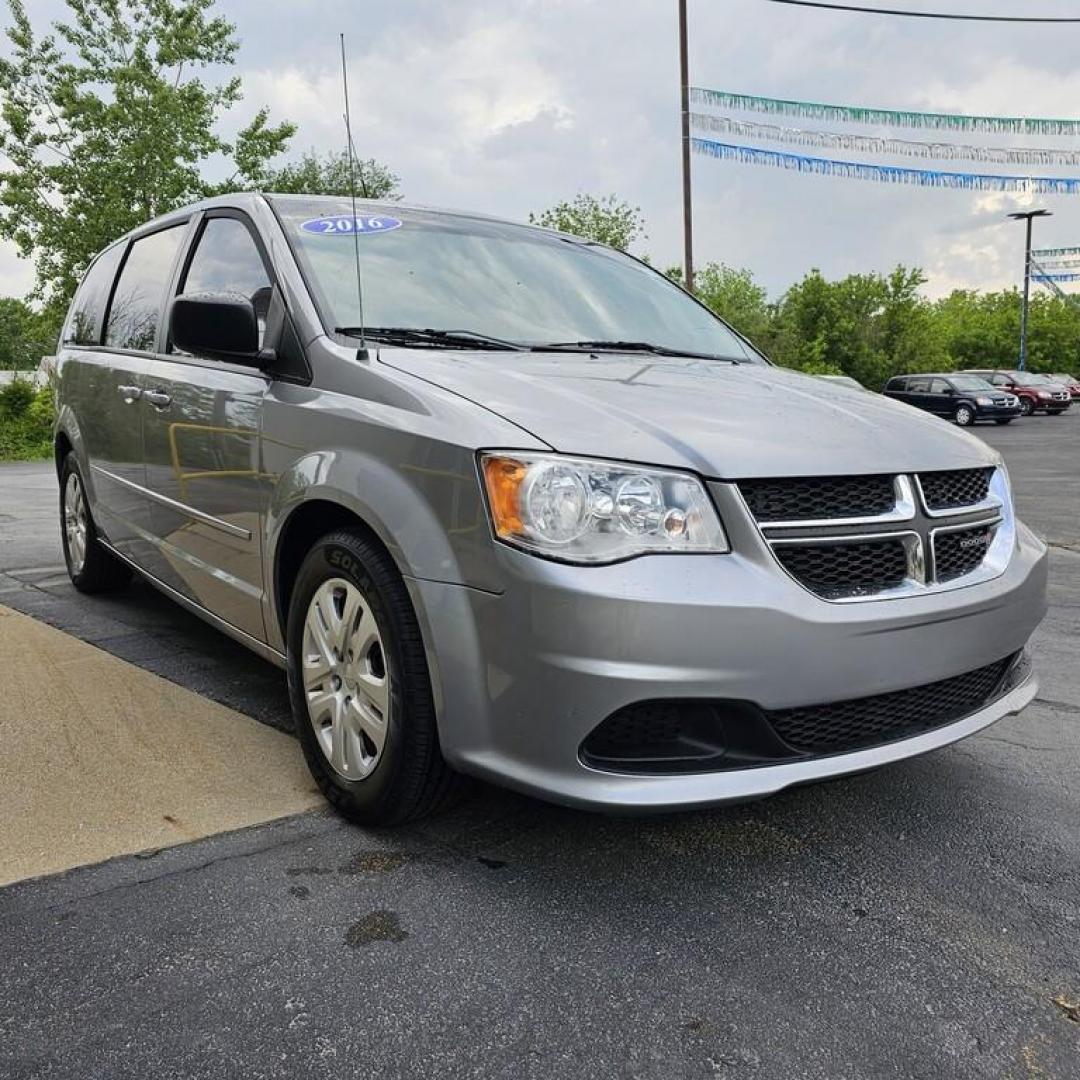 2016 SILVER DODGE GRAND CARAVAN SE SE (2C4RDGBG6GR) with an 3.6L V-6 engine, 6 speed AT transmission, located at 502 South Main Street, Columbia City, IN, 46725, (260) 244-4645, 41.151382, -85.490578 - Photo#1